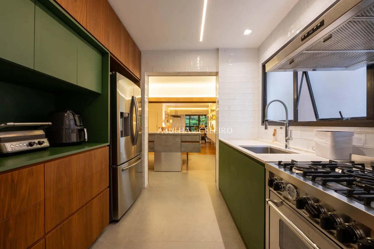 Apartamento reformado com 3 suítes e vista para a copa das árvores em Moema. – AP6455