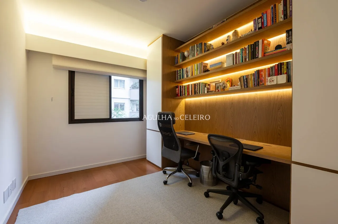 Apartamento reformado com 3 suítes e vista para a copa das árvores em Moema. – AP6455