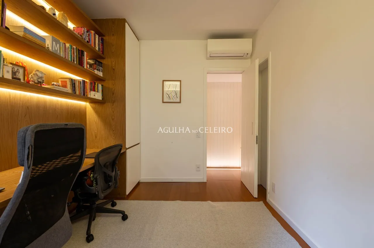 Apartamento reformado com 3 suítes e vista para a copa das árvores em Moema. – AP6455