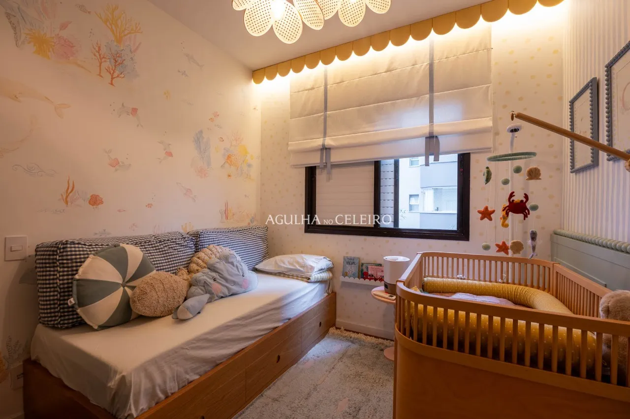 Apartamento reformado com 3 suítes e vista para a copa das árvores em Moema. – AP6455