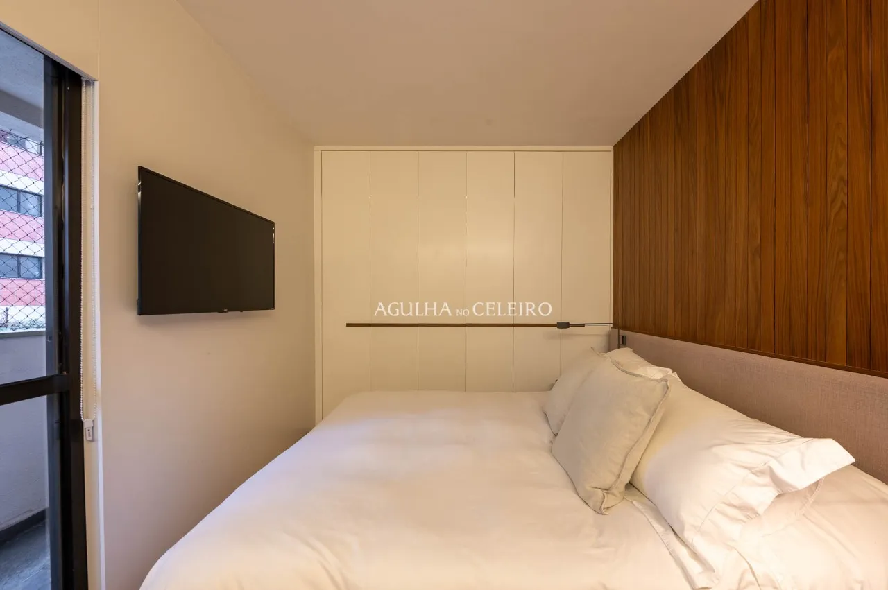 Apartamento reformado com 3 suítes e vista para a copa das árvores em Moema. – AP6455
