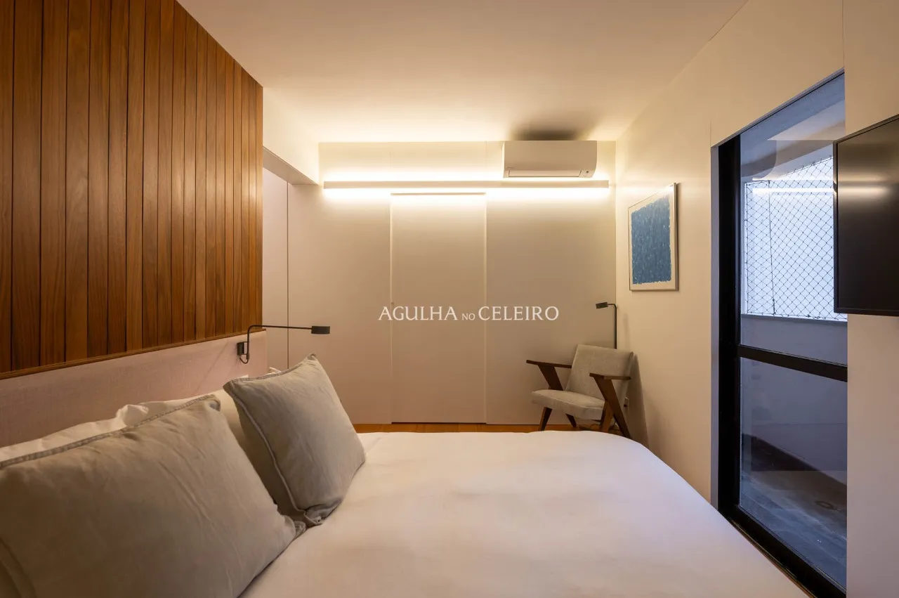 Apartamento reformado com 3 suítes e vista para a copa das árvores em Moema. – AP6455