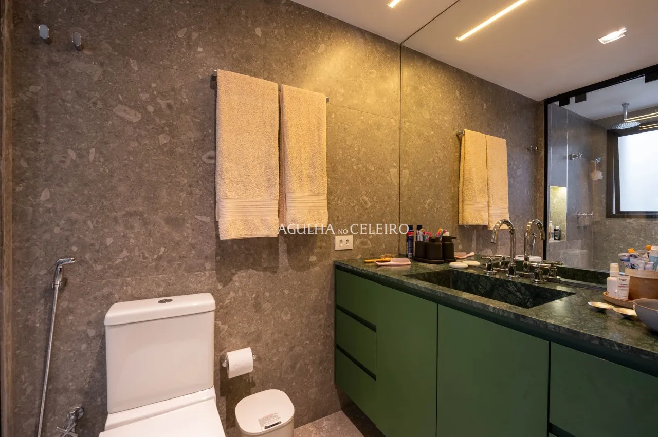 Apartamento reformado com 3 suítes e vista para a copa das árvores em Moema. – AP6455