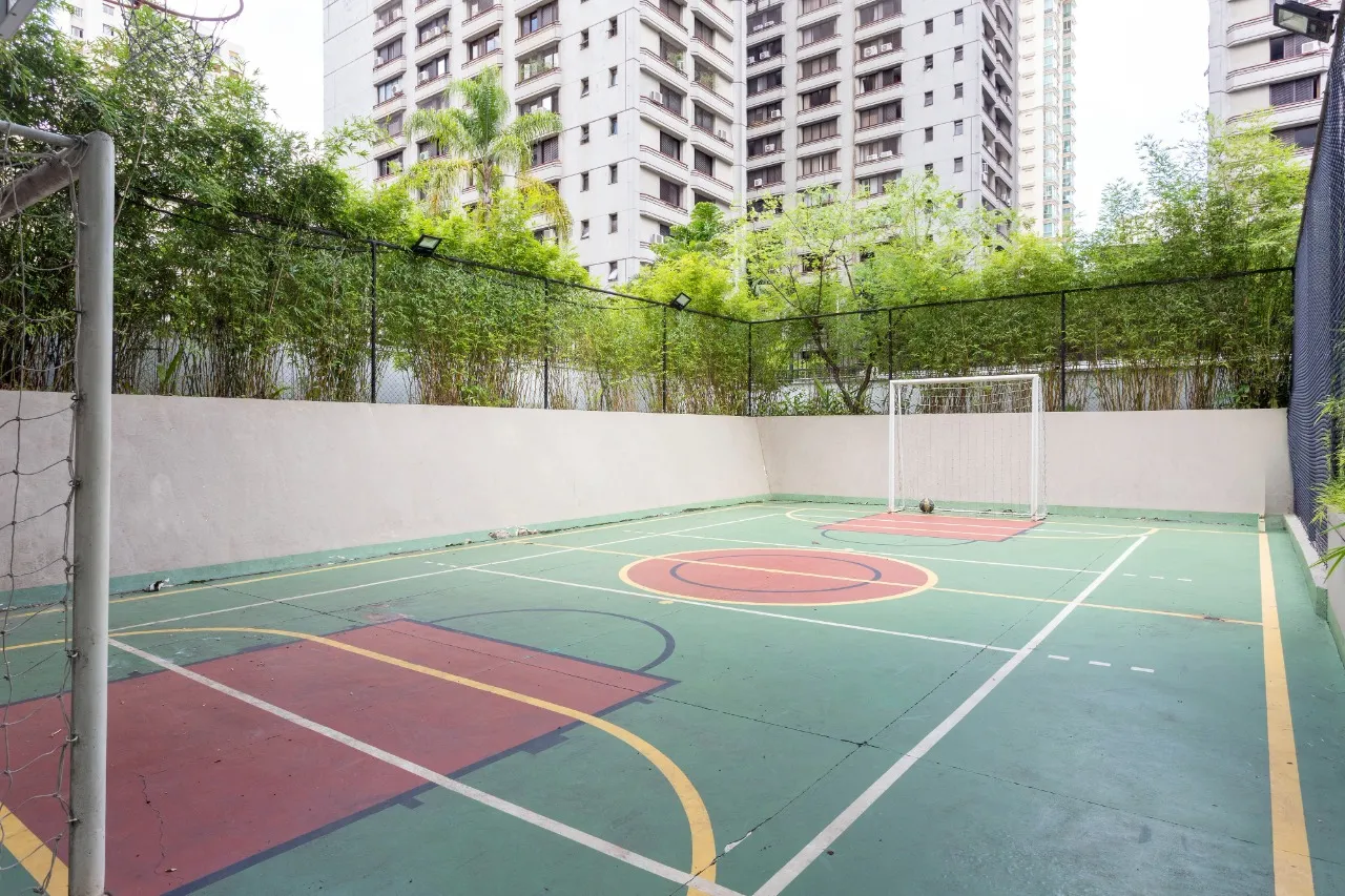 Em frente ao clube, uma planta rara para reformar! – 21928