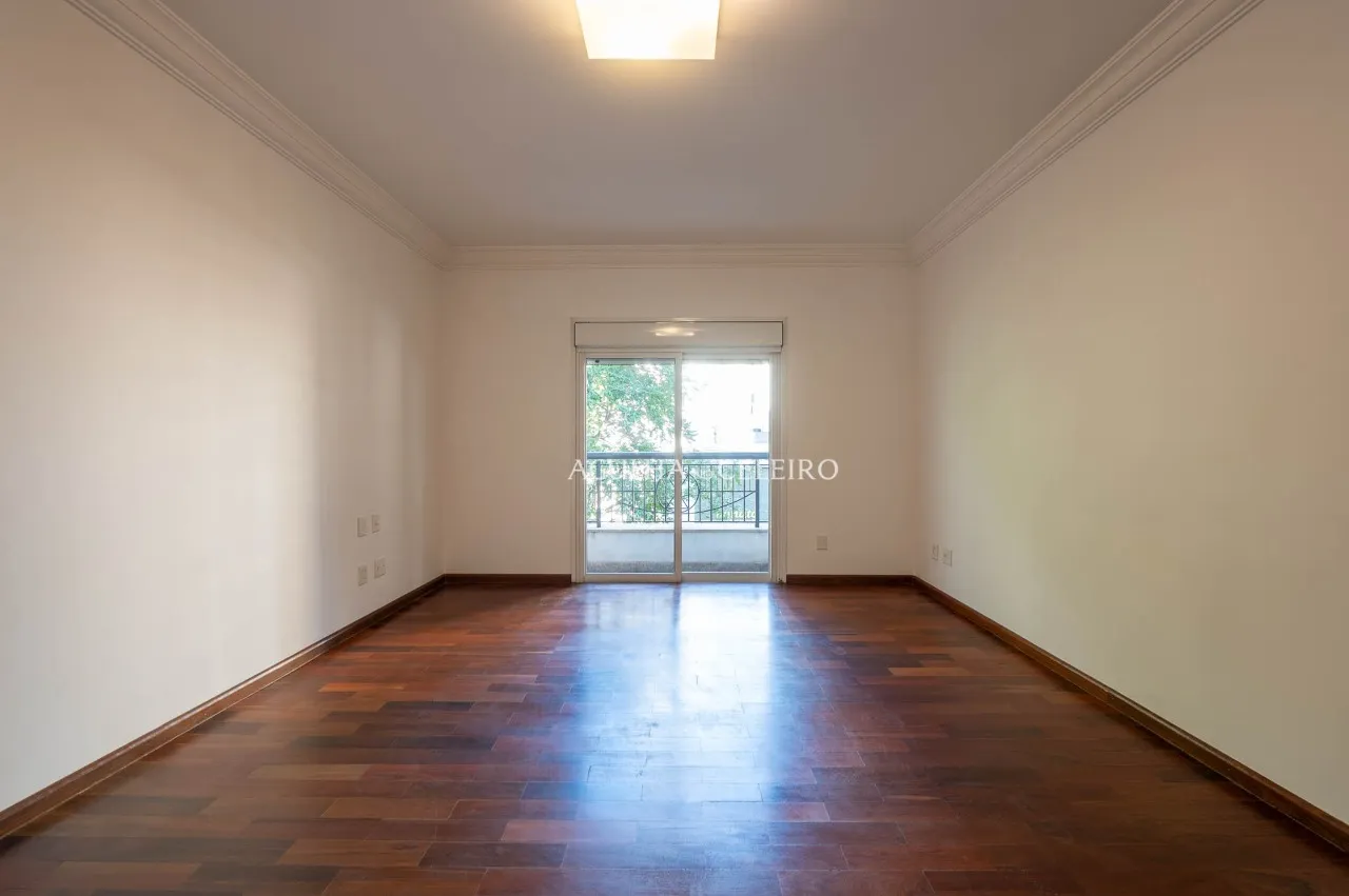 Apartamento em edifício desejado e localização única à venda no Jardim América. – 22025