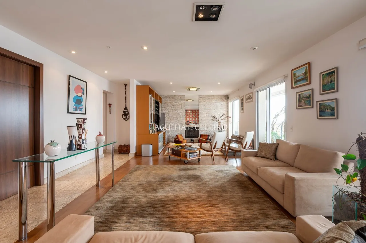 Apto com planta generosa à venda em Moema – 22151
