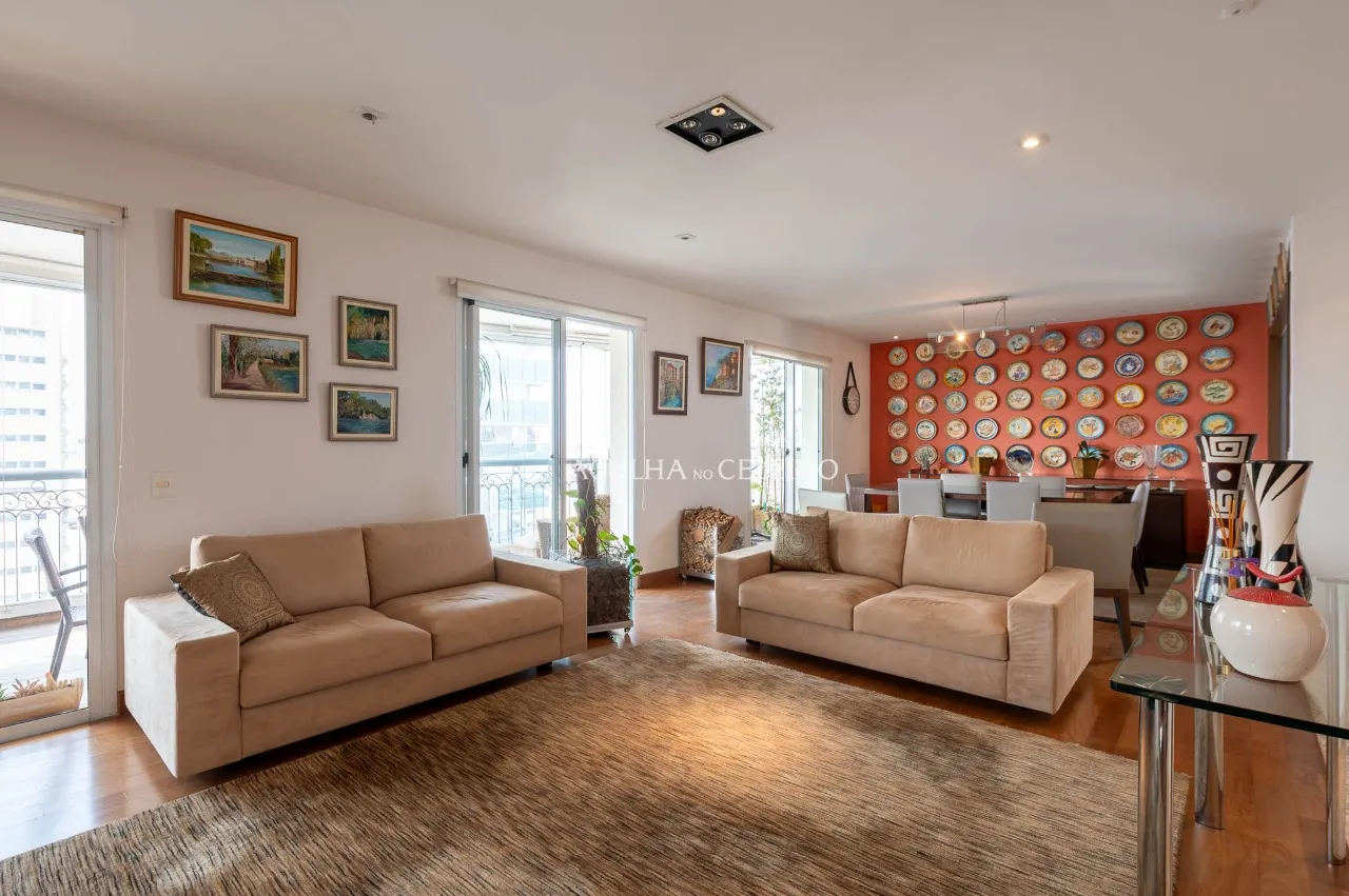 Apto com planta generosa à venda em Moema – 22151