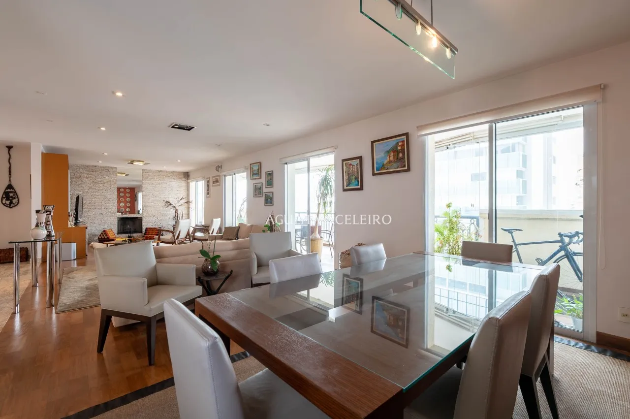 Apto com planta generosa à venda em Moema – 22151