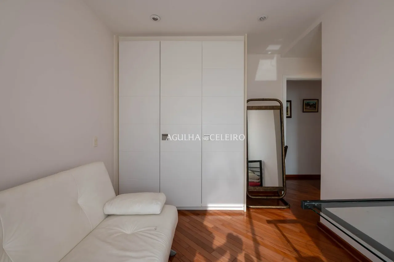 Apto com planta generosa à venda em Moema – 22151