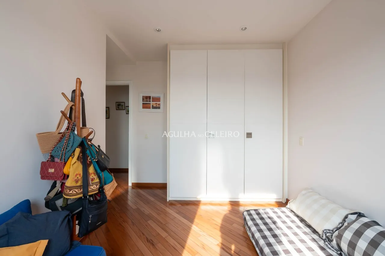 Apto com planta generosa à venda em Moema – 22151