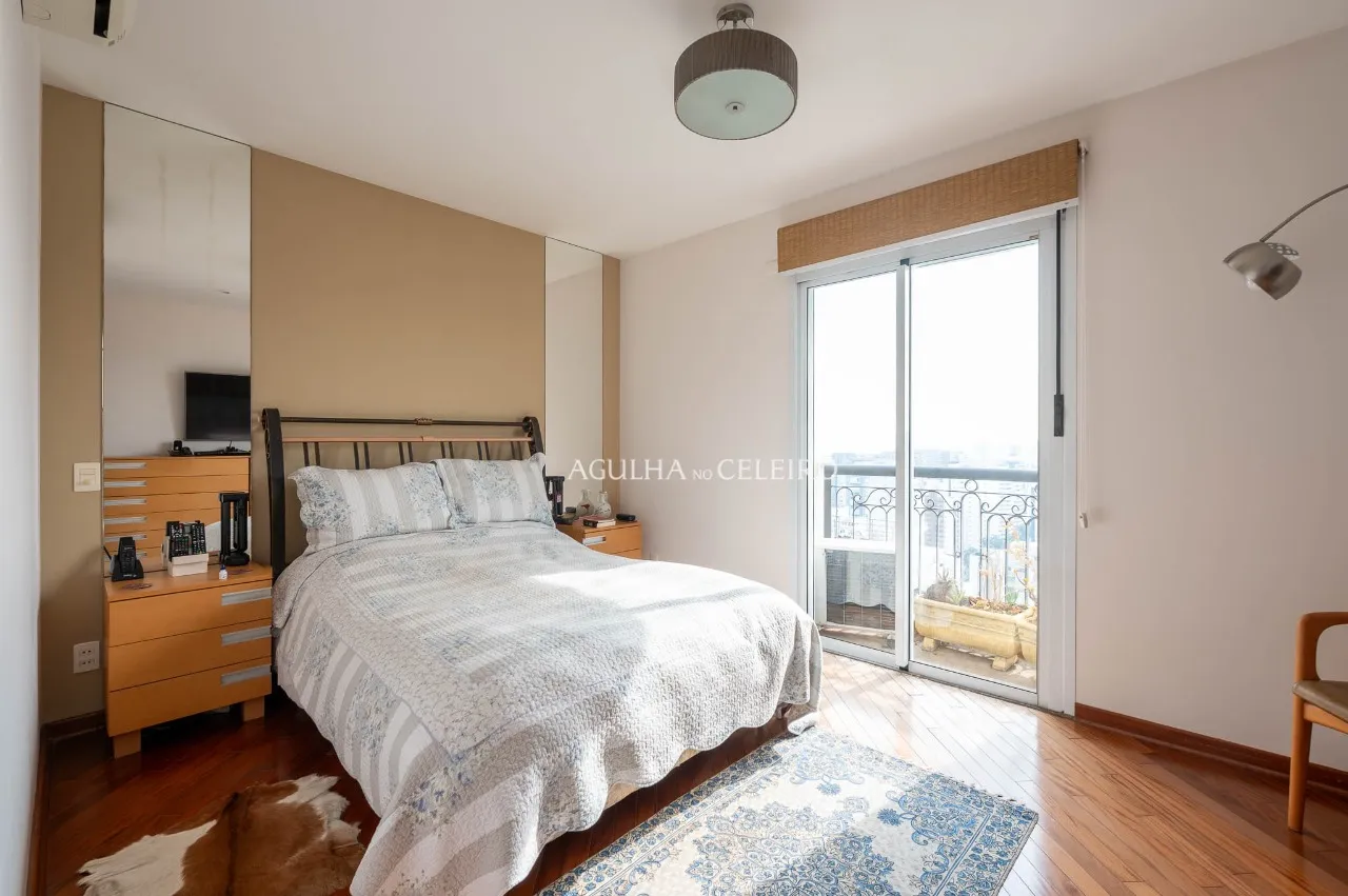 Apto com planta generosa à venda em Moema – 22151