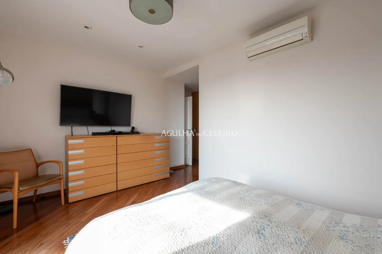 Apto com planta generosa à venda em Moema – 22151