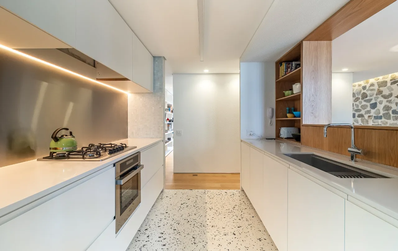 Apartamento com reforma minimalista impecável em edifício icônico de Rino Levi no Itaim Bibi. – 22190