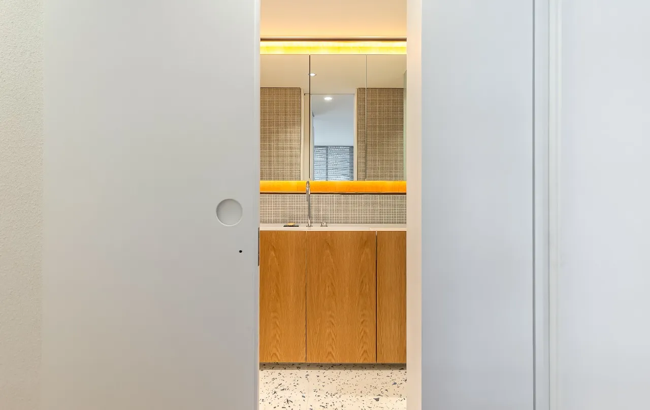 Apartamento com reforma minimalista impecável em edifício icônico de Rino Levi no Itaim Bibi. – 22190