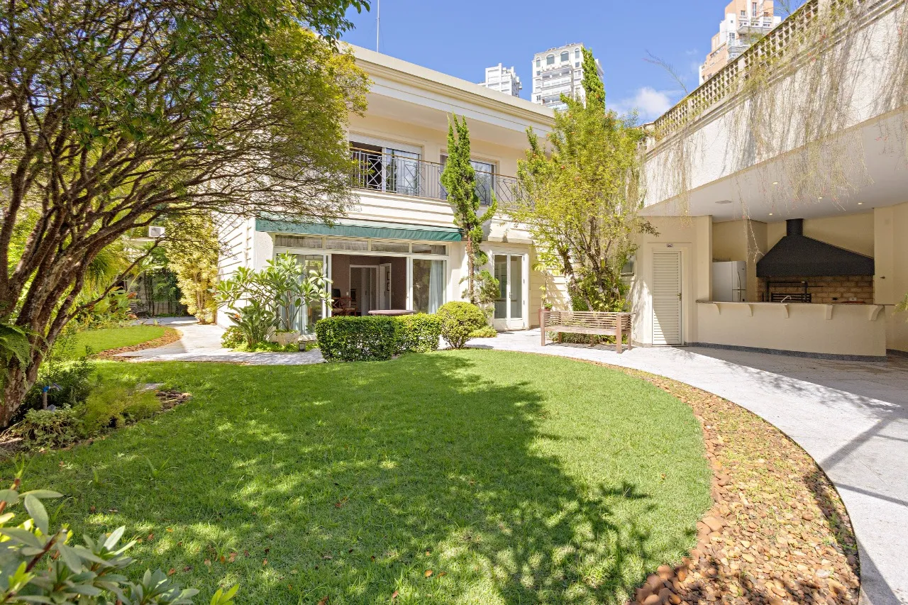 Residência contemporânea reformada na quadra em frente ao Parque Ibirapuera – 22204