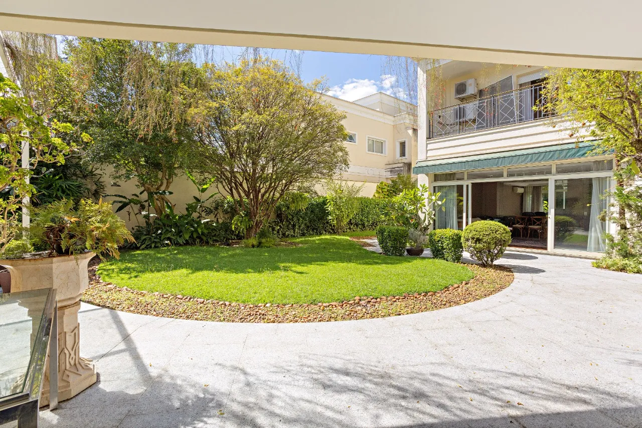 Residência contemporânea reformada na quadra em frente ao Parque Ibirapuera – 22204