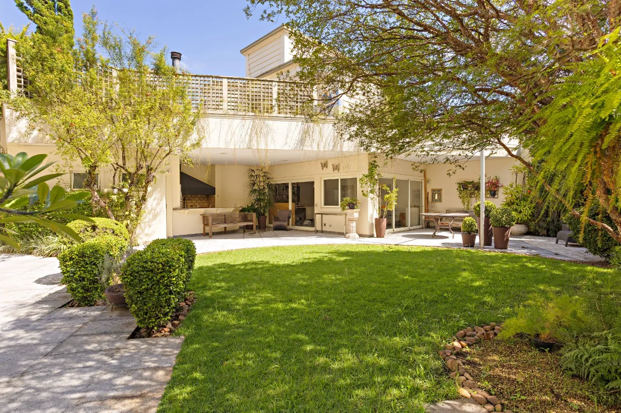 Residência contemporânea reformada na quadra em frente ao Parque Ibirapuera – 22204