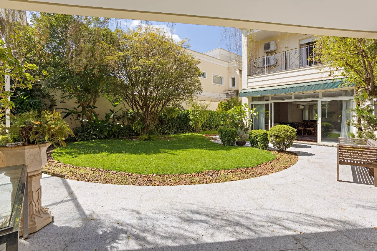 Residência contemporânea reformada na quadra em frente ao Parque Ibirapuera – 22204