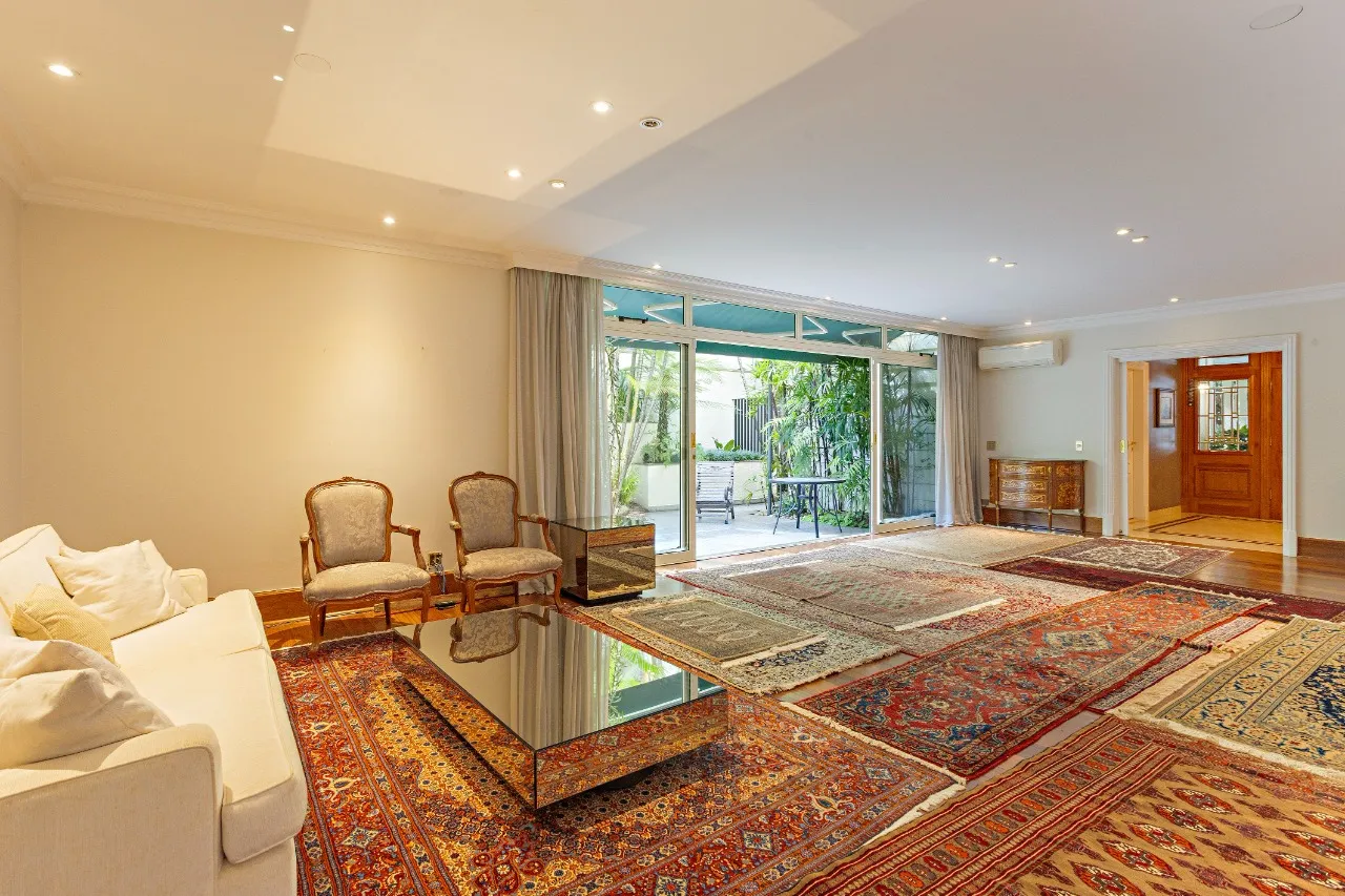 Residência contemporânea reformada na quadra em frente ao Parque Ibirapuera – 22204