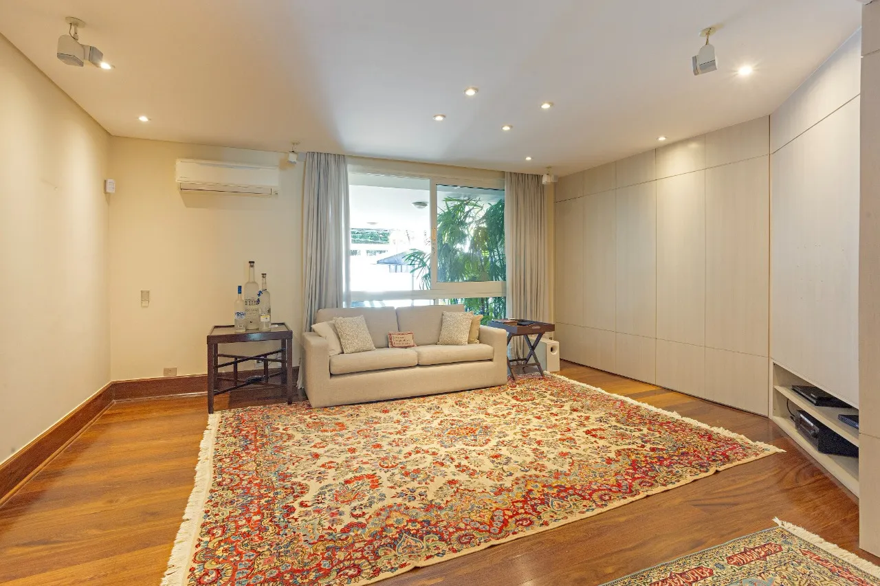 Residência contemporânea reformada na quadra em frente ao Parque Ibirapuera – 22204