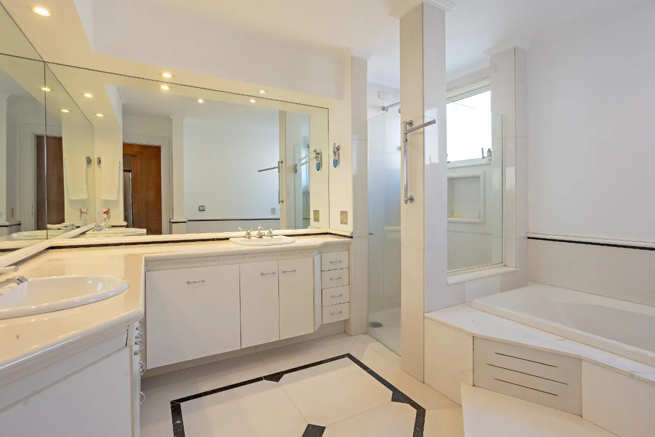 Residência contemporânea reformada na quadra em frente ao Parque Ibirapuera – 22204