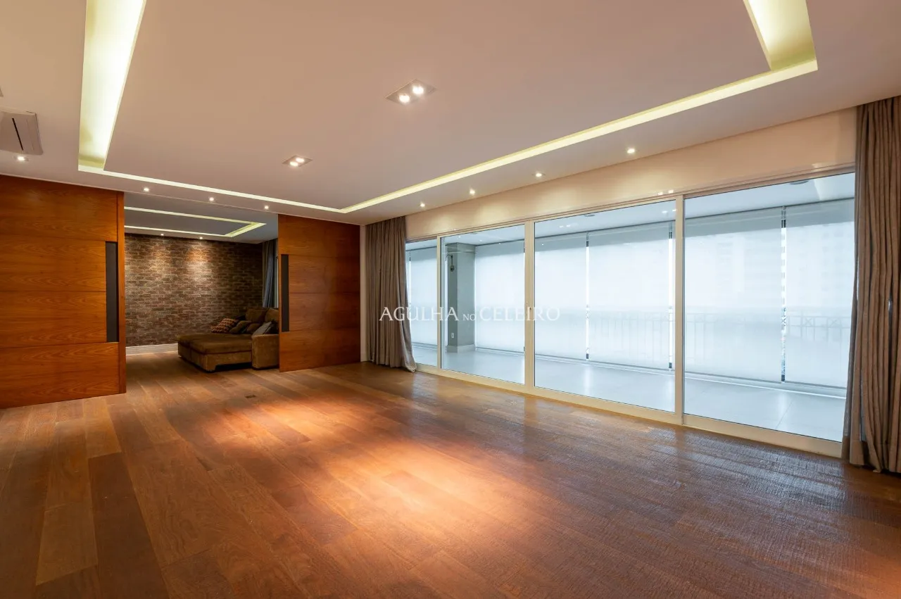 Apartamento com planta generosa à venda no Campo Belo. – 22249