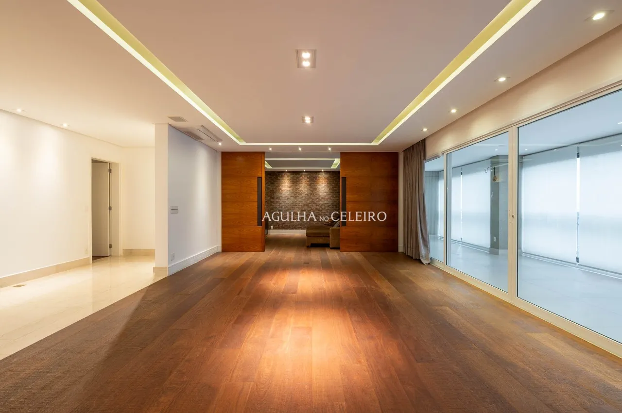 Apartamento com planta generosa à venda no Campo Belo. – 22249