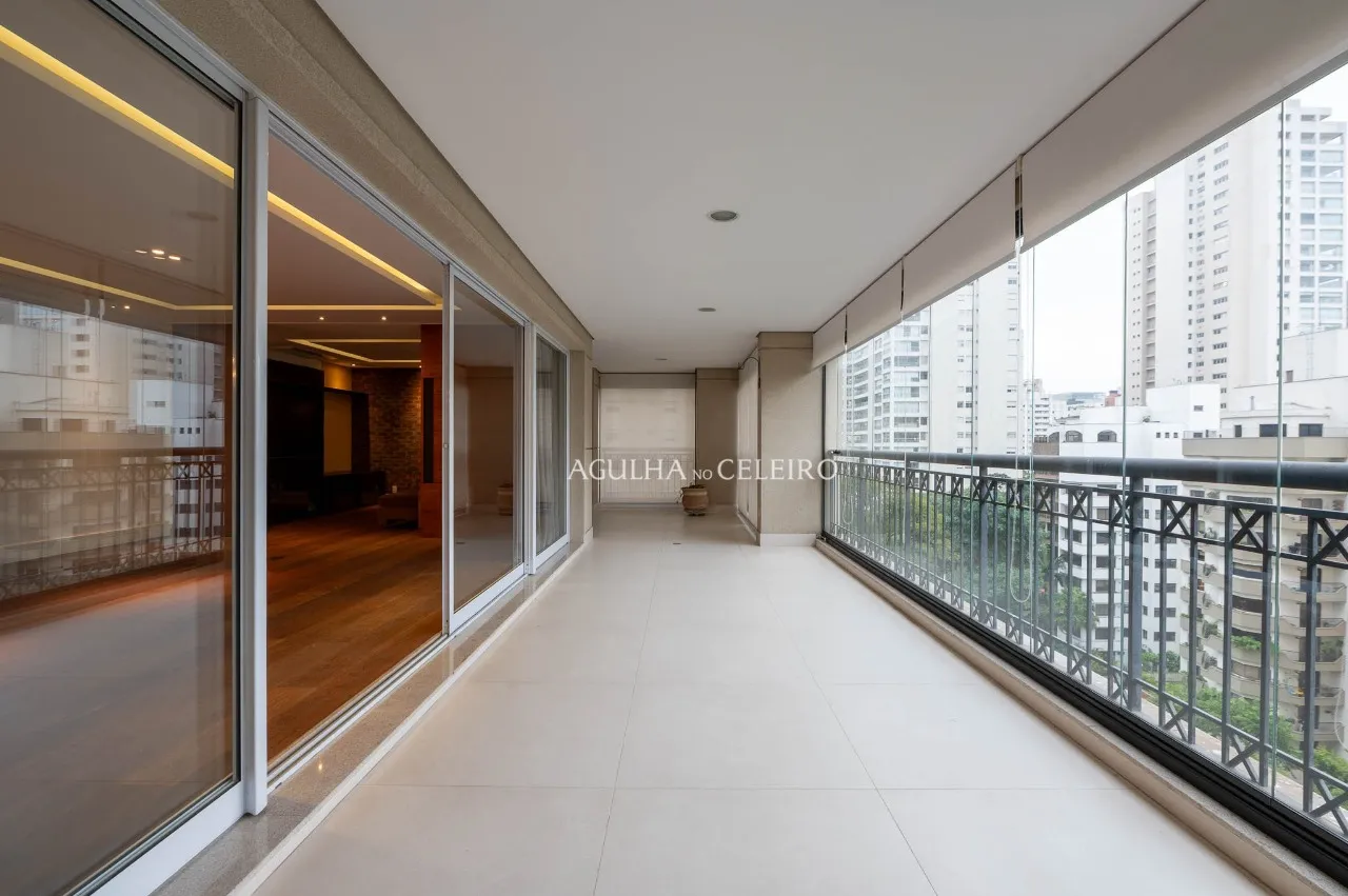 Apartamento com planta generosa à venda no Campo Belo. – 22249