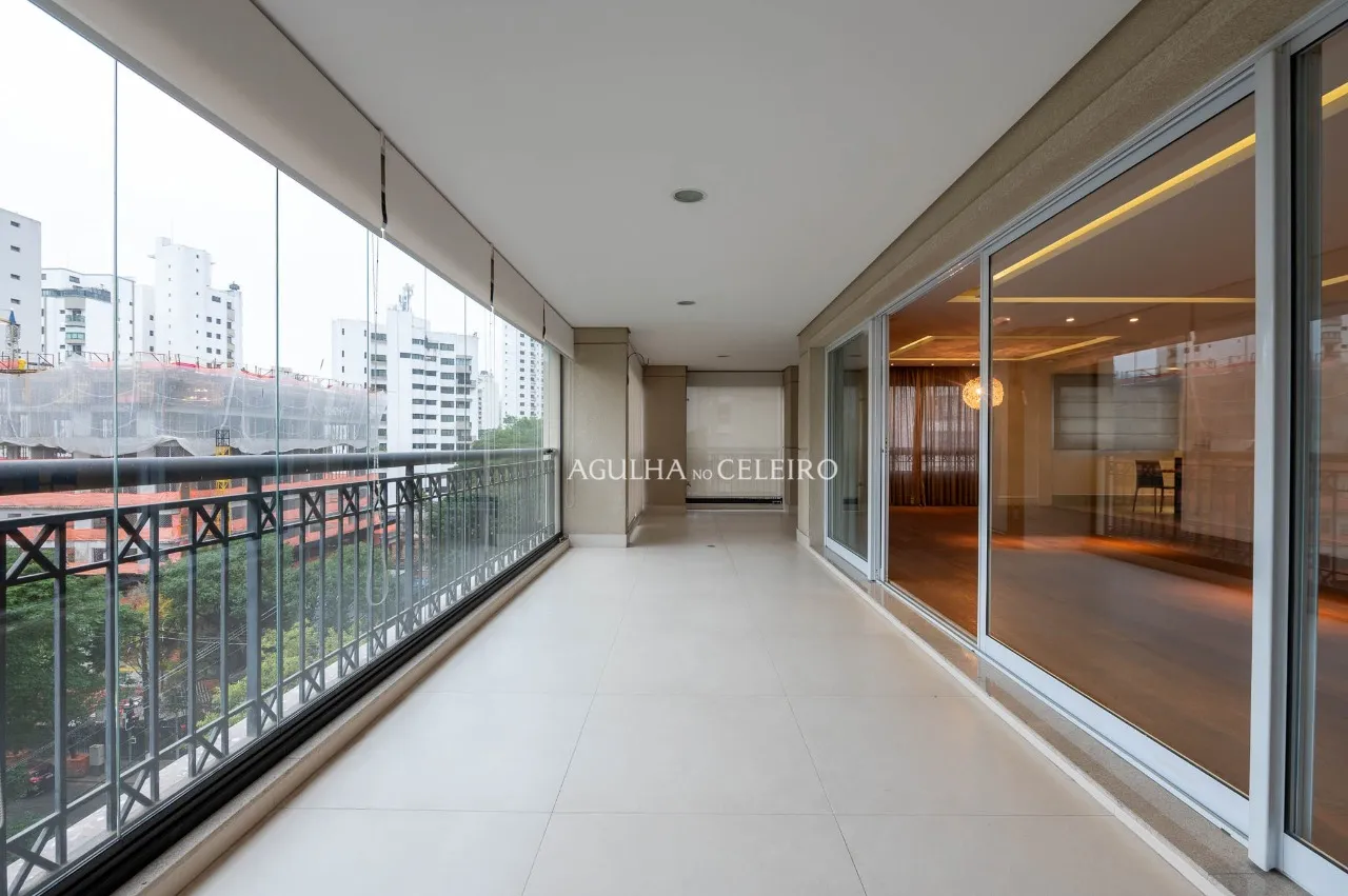 Apartamento com planta generosa à venda no Campo Belo. – 22249