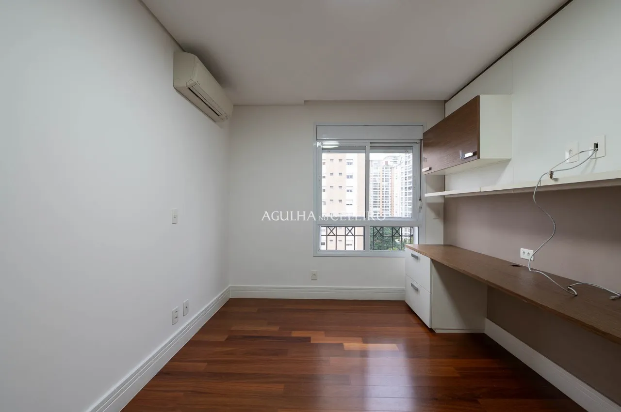 Apartamento com planta generosa à venda no Campo Belo. – 22249
