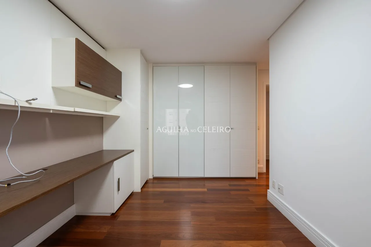 Apartamento com planta generosa à venda no Campo Belo. – 22249