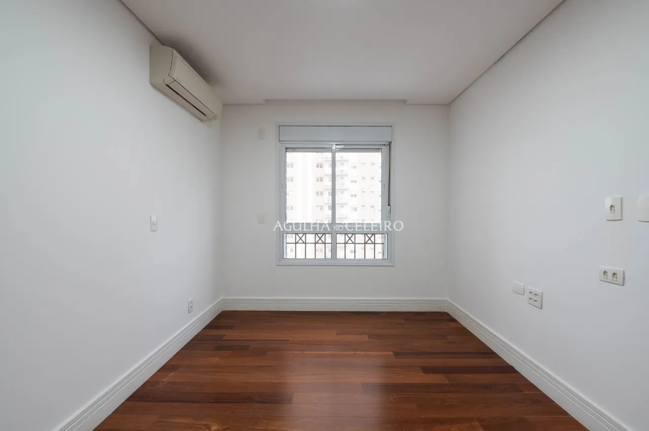 Apartamento com planta generosa à venda no Campo Belo. – 22249