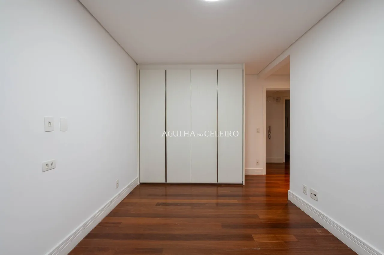Apartamento com planta generosa à venda no Campo Belo. – 22249