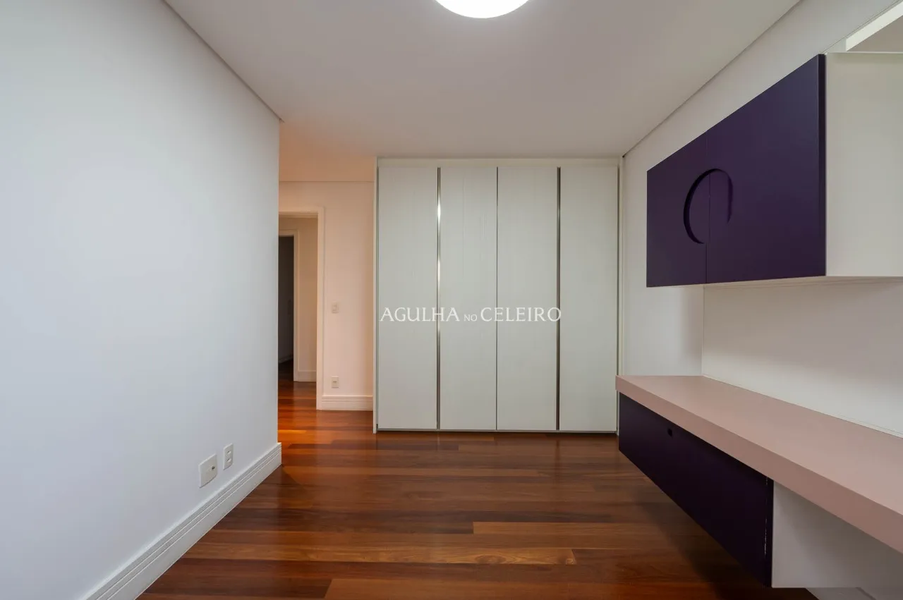 Apartamento com planta generosa à venda no Campo Belo. – 22249