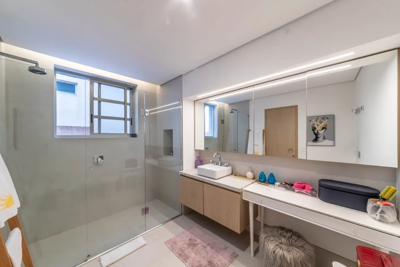 Apartamento reformado com muito espaço à venda no Jardim América. – AP3465