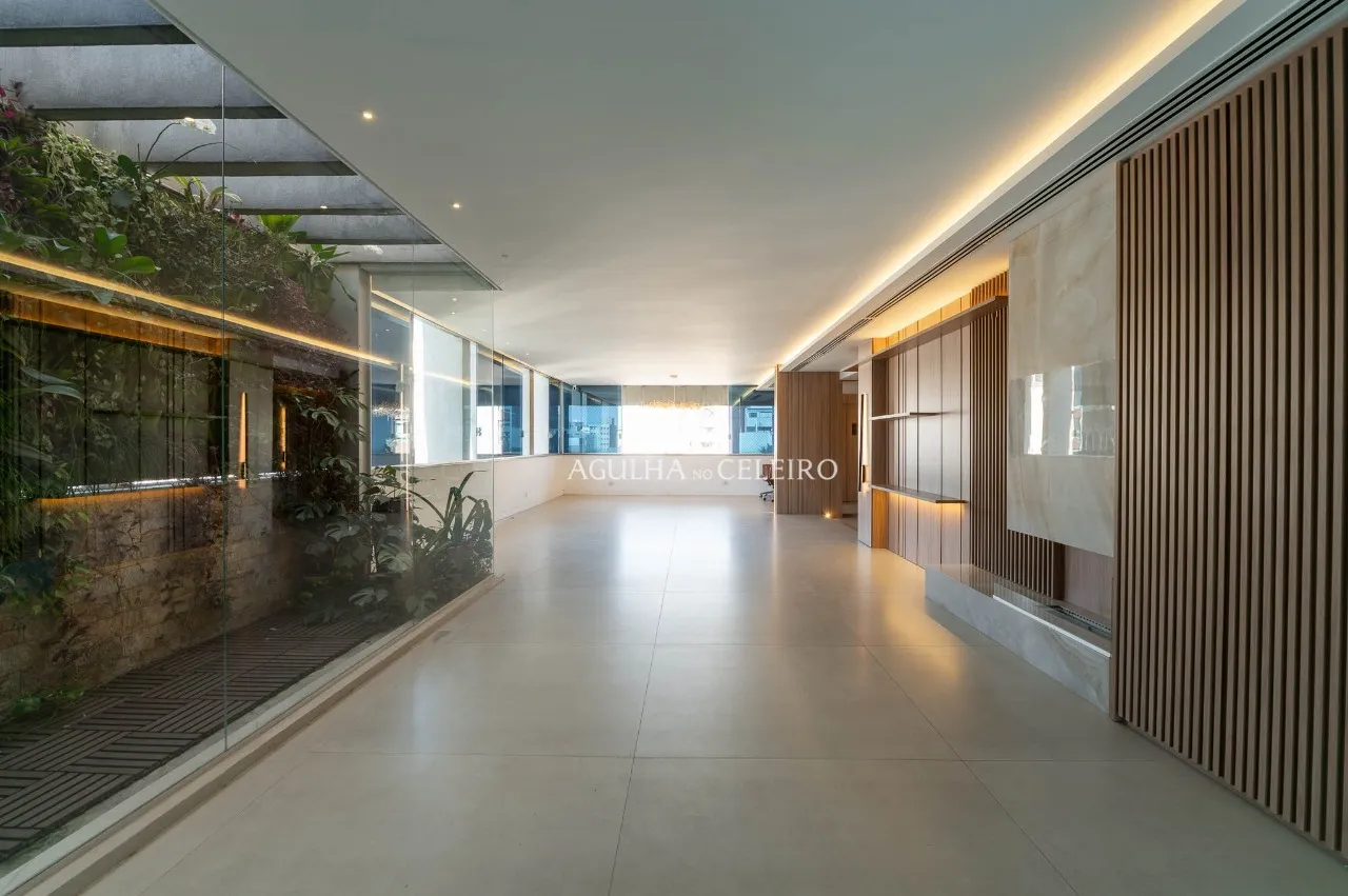 Cobertura duplex com vista aberta e arquitetura de destaque no Jardim Paulista. – CO0780