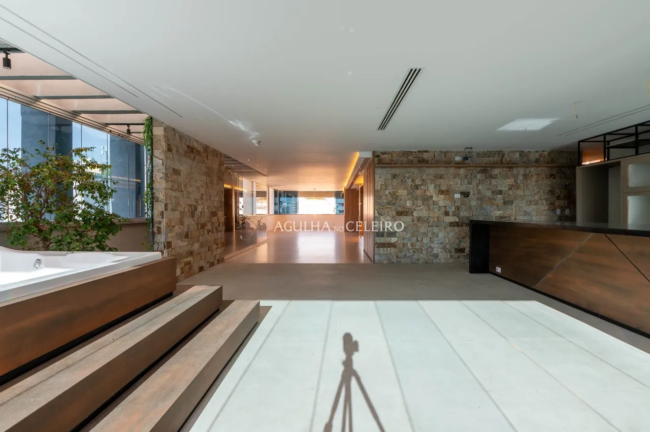 Cobertura duplex com vista aberta e arquitetura de destaque no Jardim Paulista. – CO0780