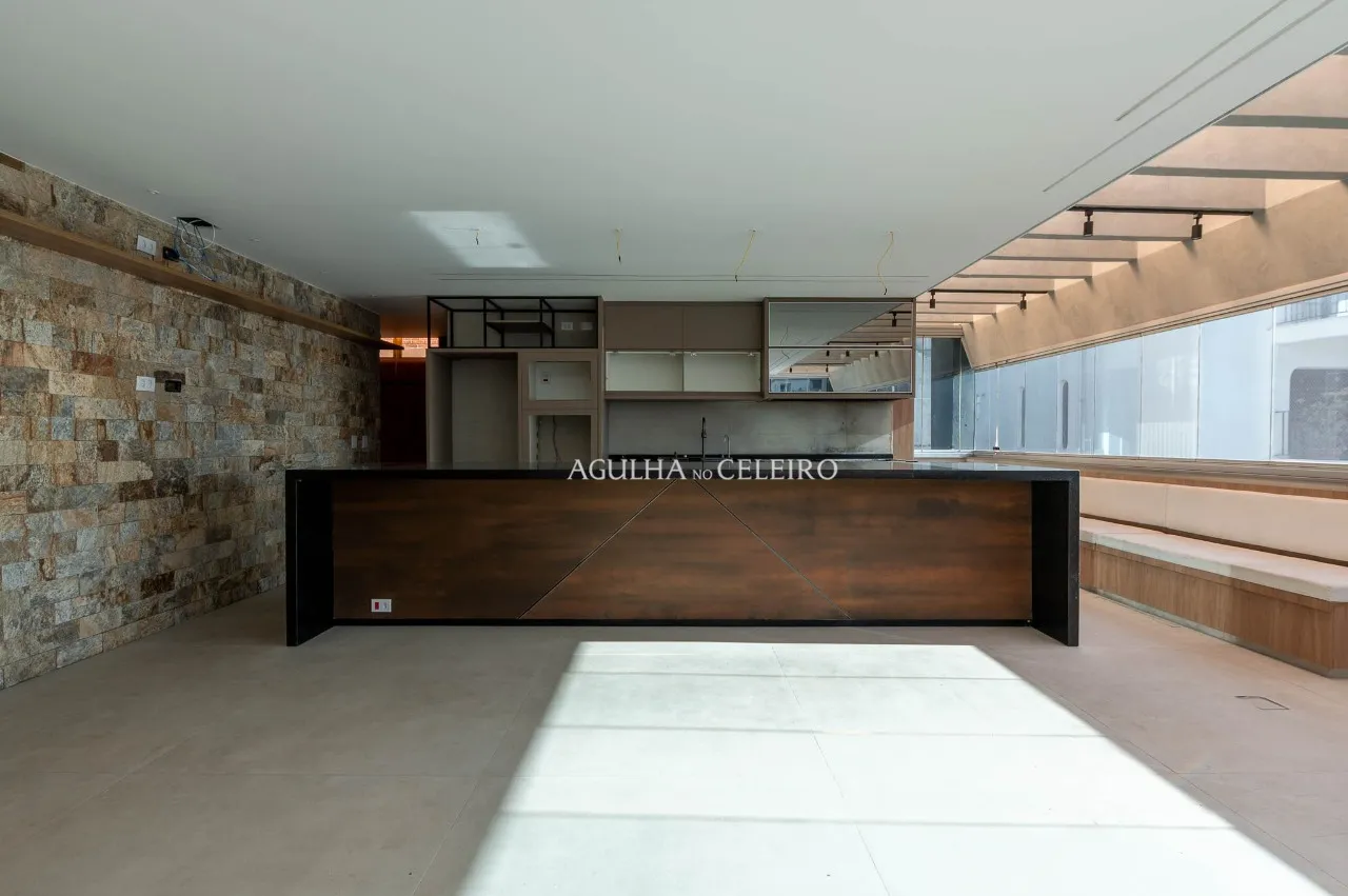 Cobertura duplex com vista aberta e arquitetura de destaque no Jardim Paulista. – CO0780