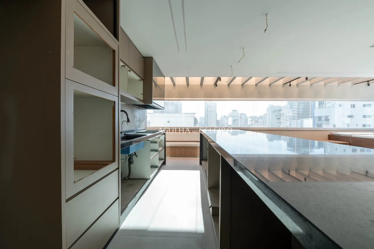 Cobertura duplex com vista aberta e arquitetura de destaque no Jardim Paulista. – CO0780