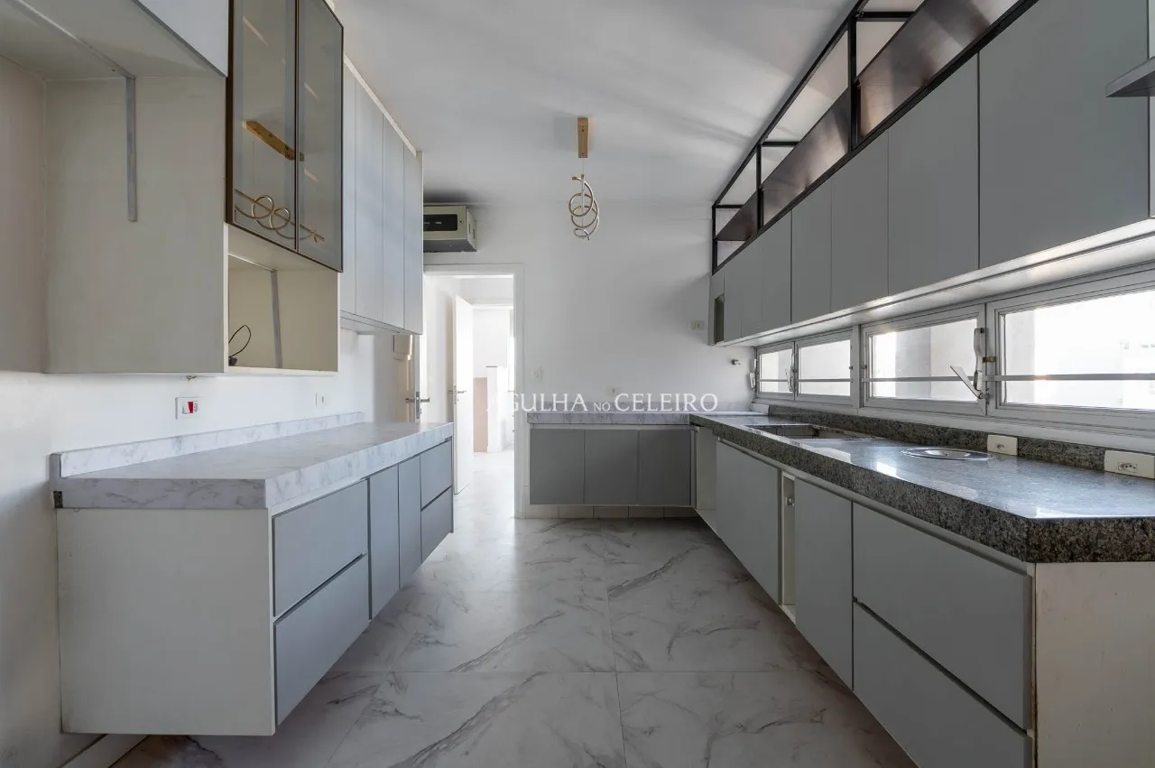 Cobertura duplex com vista aberta e arquitetura de destaque no Jardim Paulista. – CO0780
