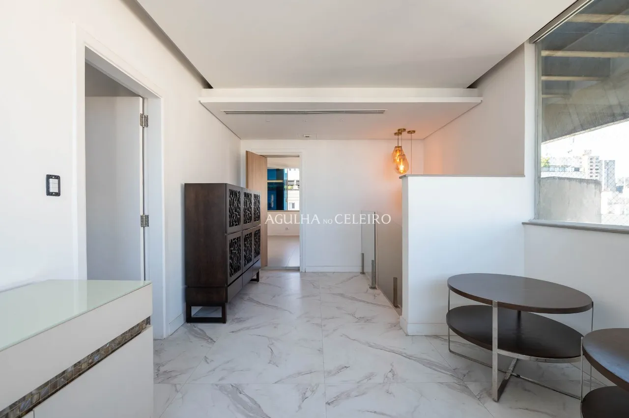 Cobertura duplex com vista aberta e arquitetura de destaque no Jardim Paulista. – CO0780