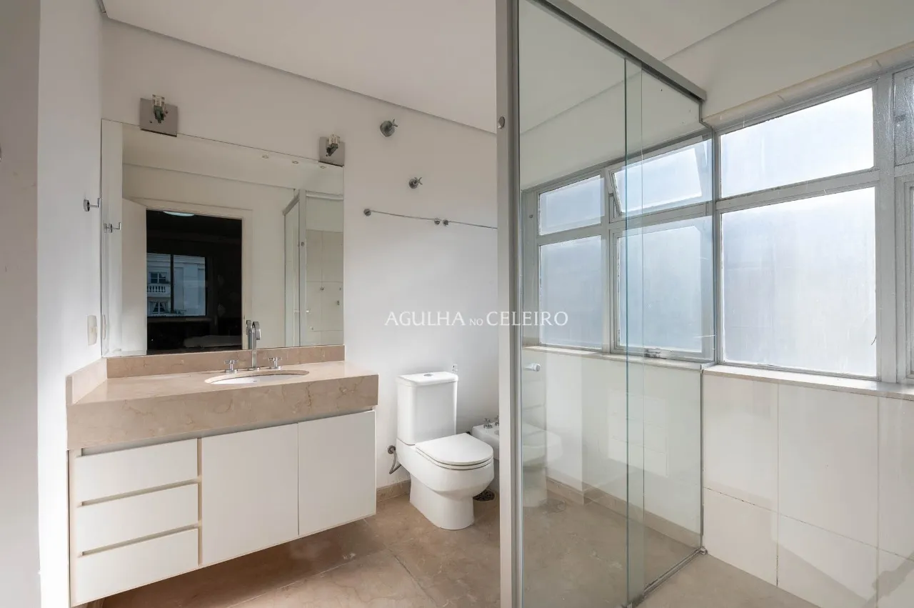 Cobertura duplex com vista aberta e arquitetura de destaque no Jardim Paulista. – CO0780