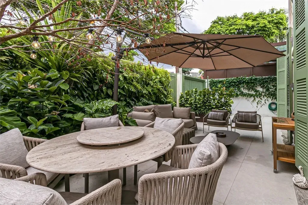 Casa em rua fechada com atmosfera acolhedora e área externa surpreendente na Vila Nova Conceição – 21308