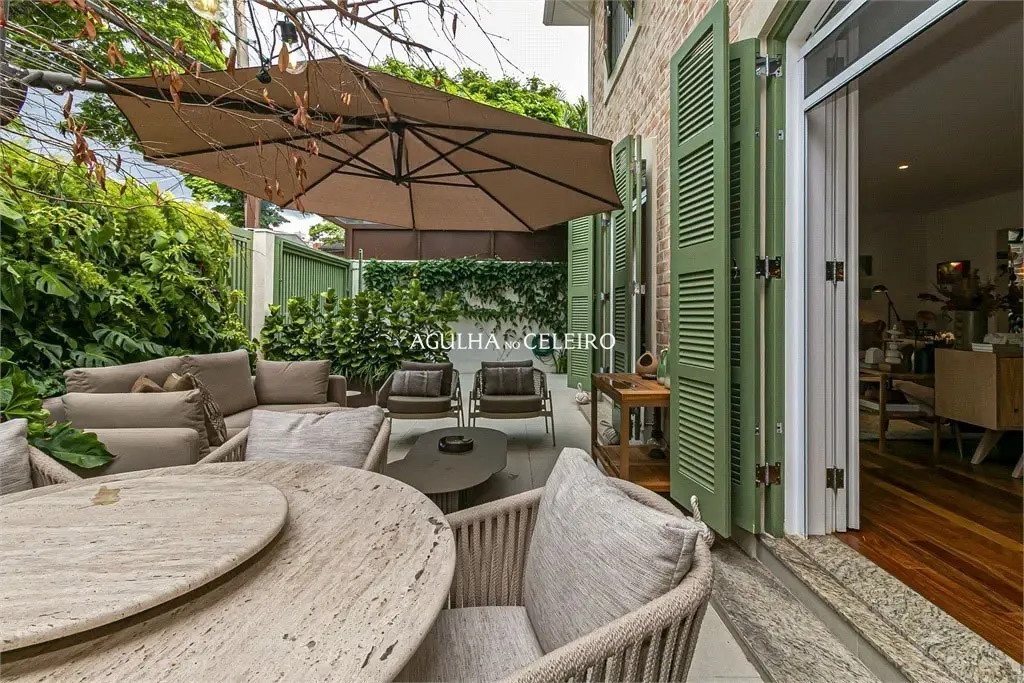 Casa em rua fechada com atmosfera acolhedora e área externa surpreendente na Vila Nova Conceição – 21308