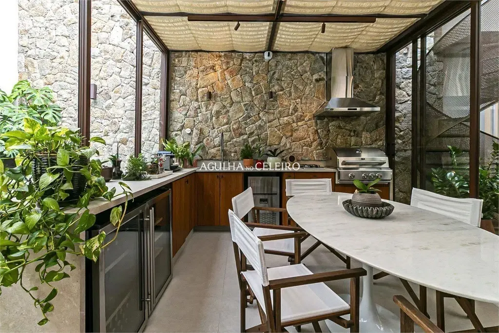 Casa em rua fechada com atmosfera acolhedora e área externa surpreendente na Vila Nova Conceição – 21308