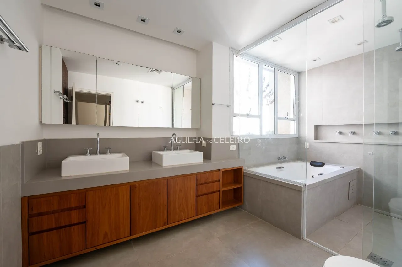 Um clássico do Itaim Bibi, onde elegância, espaço e localização se encontram – 21345