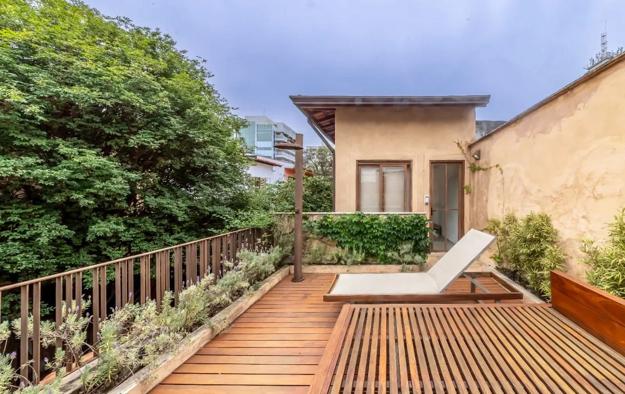 Casa de vila reformada com jardim e solarium em rua tranquila, no miolo da Vila Madalena. – 21624