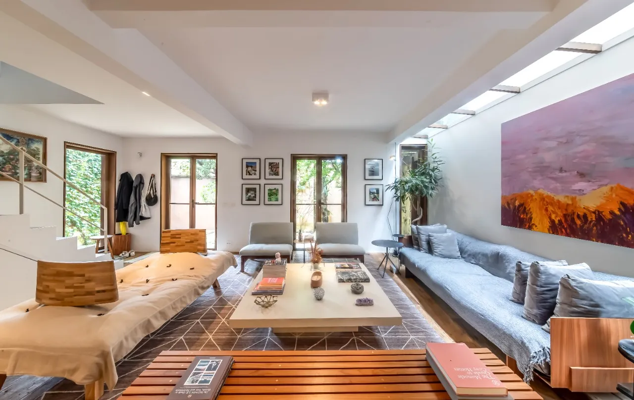 Casa de vila reformada com jardim e solarium em rua tranquila, no miolo da Vila Madalena. – 21624