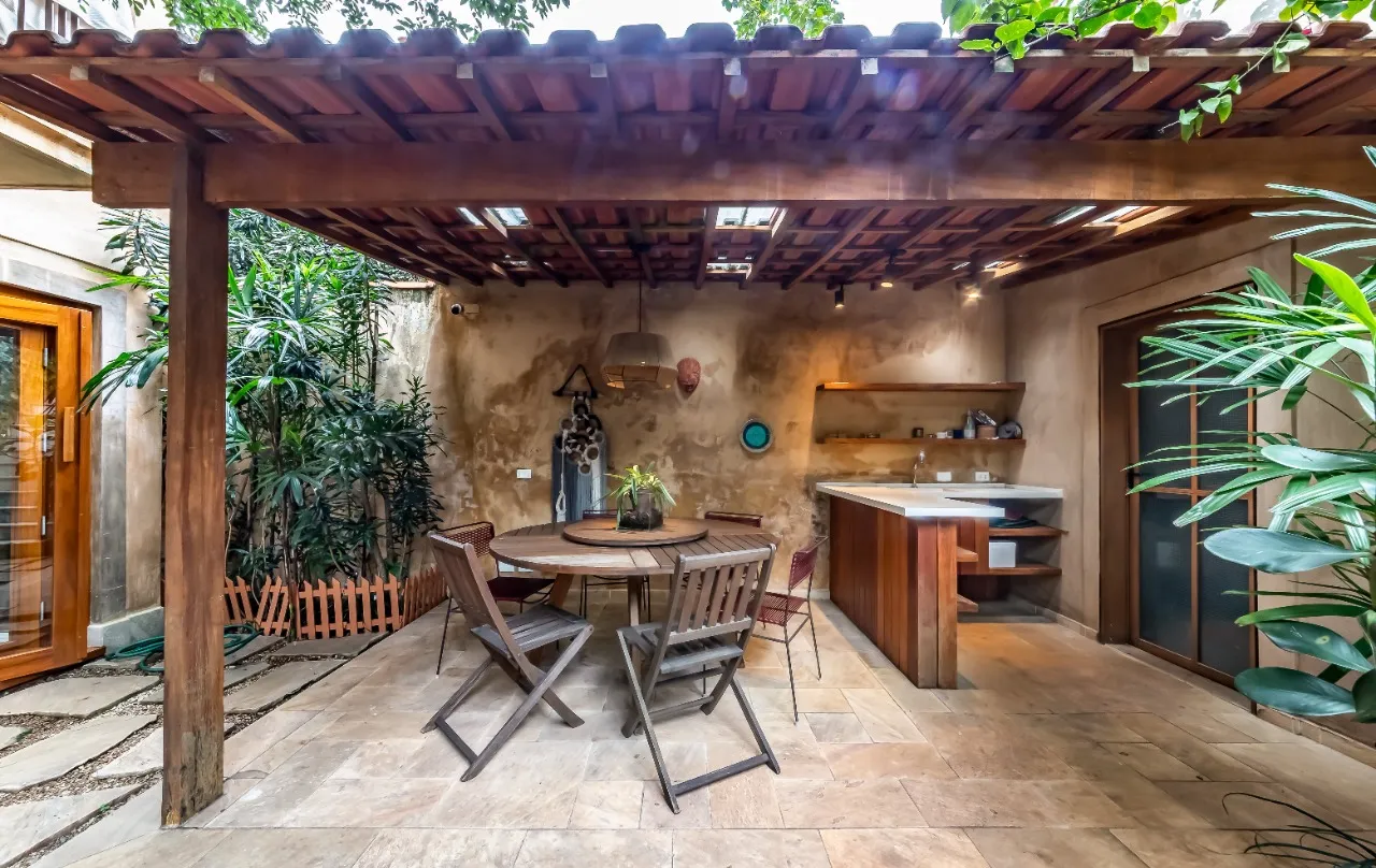 Casa de vila reformada com jardim e solarium em rua tranquila, no miolo da Vila Madalena. – 21624