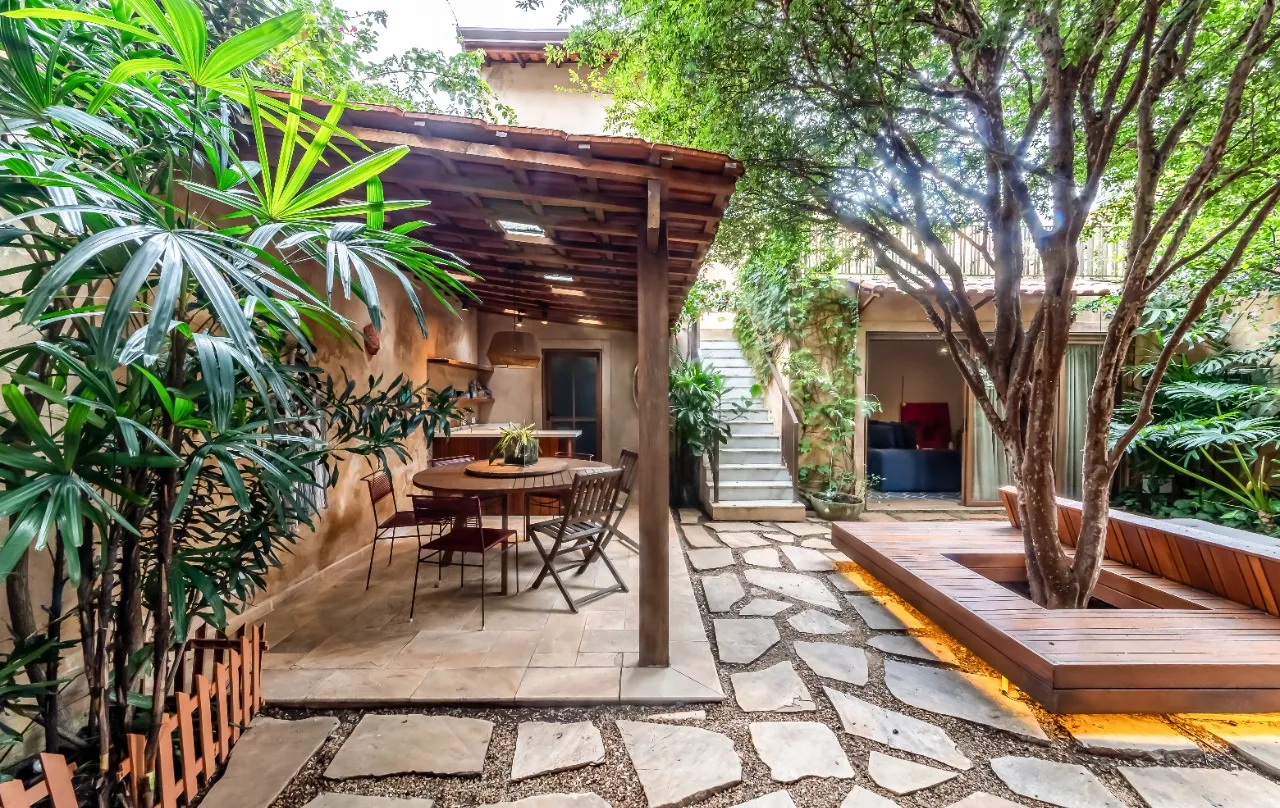 Casa de vila reformada com jardim e solarium em rua tranquila, no miolo da Vila Madalena. – 21624